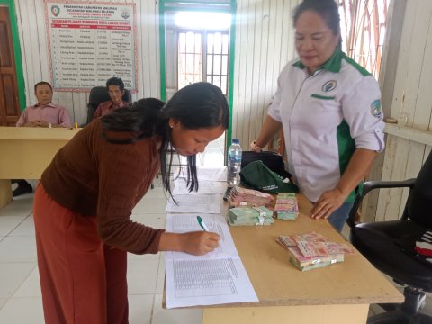 PEMBAGIAN BLT KEPADA WARGA