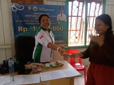 PEMBAGIAN BLT KEPADA WARGA