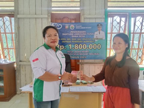 PEMBAGIAN BLT KEPADA WARGA
