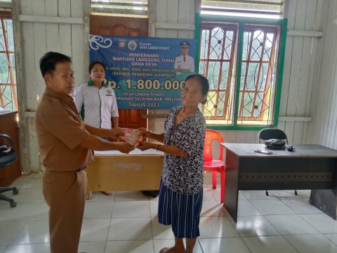 PEMBAGIAN BLT KEPADA WARGA