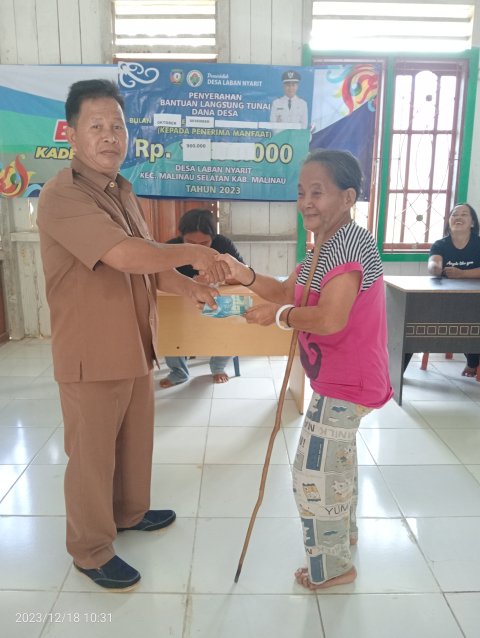 PEMBAGIAN BLT KEPADA WARGA