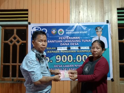 PEMBAGIAN BLT KEPADA WARGA