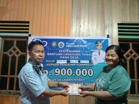 PEMBAGIAN BLT KEPADA WARGA