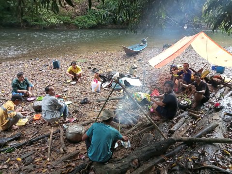 GOTONG ROYONG MENCARI KAS GEREJA