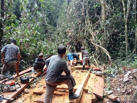 GOTONG ROYONG MENCARI KAS GEREJA