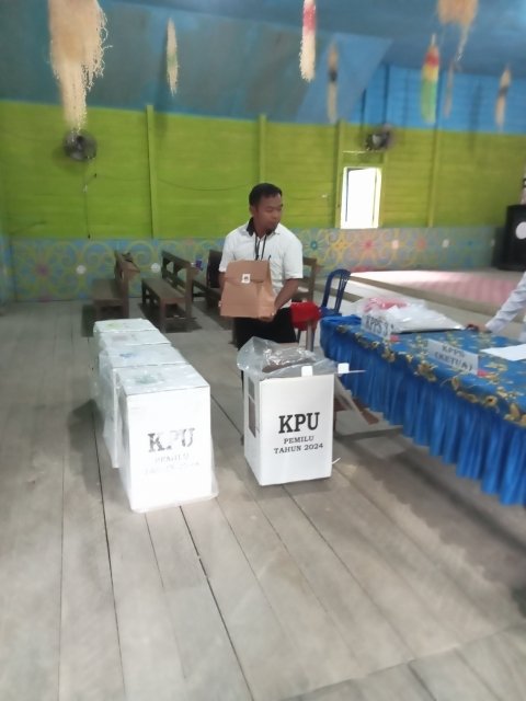 PENYERAHAN LOGISTIK PEMILU